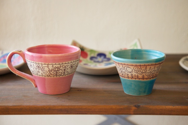 ピンクやブルーのカラフルな色合いが特徴の工房双子堂のやちむんたち