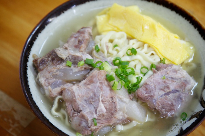 沖縄そば屋さん「浜屋（はまや）」。こちらではトロトロの軟骨ソーキがのった沖縄そば