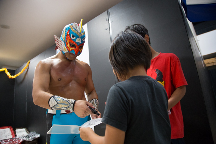 試合後はサインのおねだり！