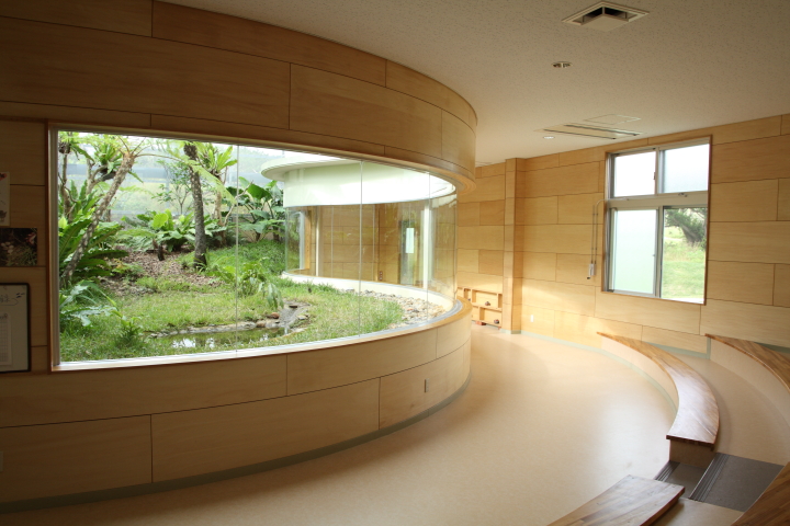 大きなガラスの展示室