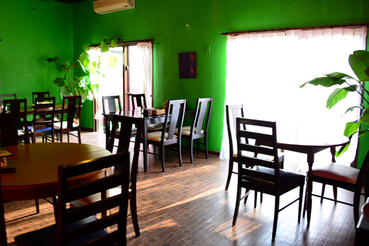 カレーのお店「あじとや」の店内