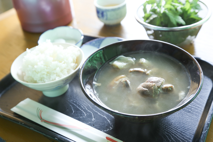 ヤギ汁食べ放題の店の記事、ヤギ汁の写真