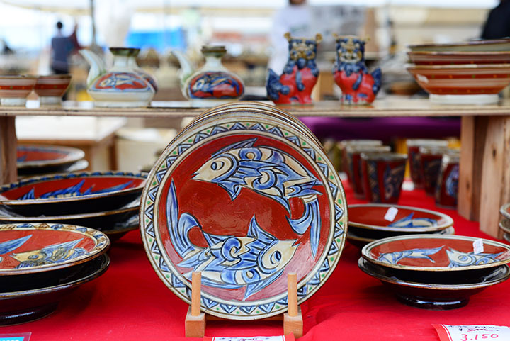 伝統的な絵柄のやちむん