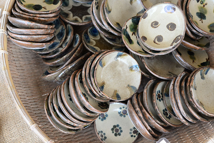 読谷で活躍する多くの窯元のやちむん