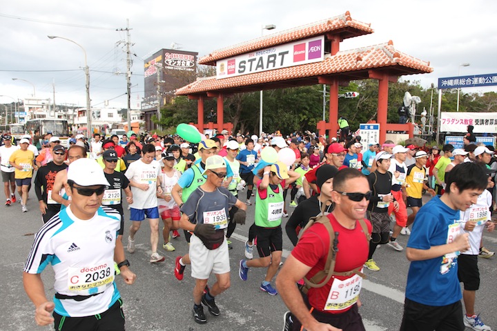 おきなわマラソン、沢山の人が走っている写真