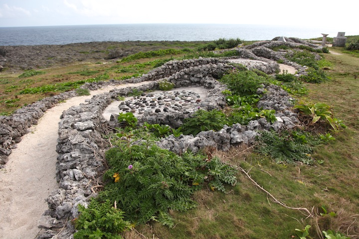 波照間の碑とそこへ続く遊歩道は