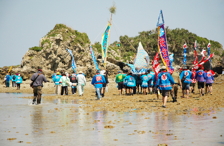 うるま市の「平安座島（へんざじま）」では、魚のおみこしを担ぎ浜下りをする
