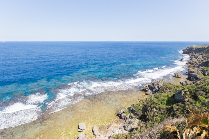 崖のふもとの波打ち際