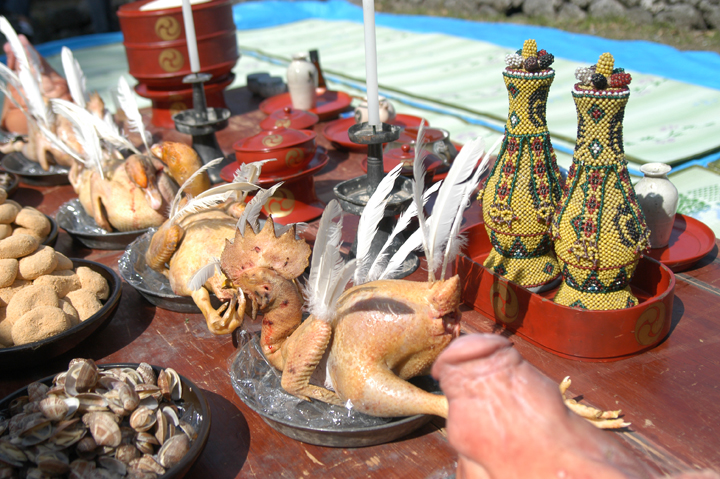 豚の頭・丸裸の鶏・生魚など