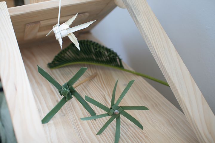 風ぐるまと虫かご、金魚