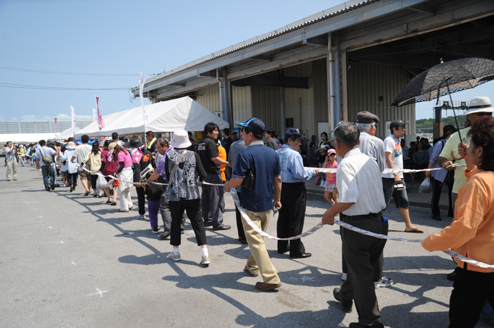 100メートルのもずくのテープカット