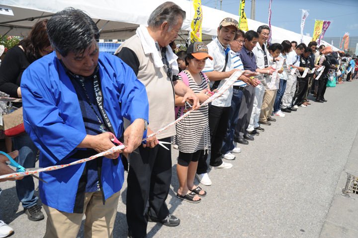 一般のお客さんも大勢参加でのテープカット