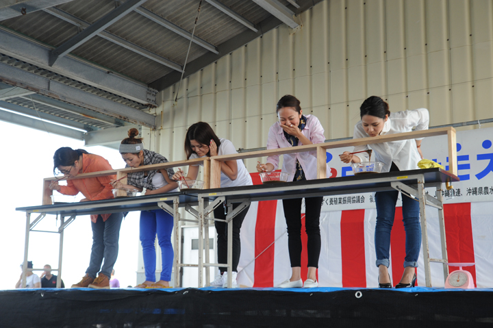 もずく早食い大会参加者