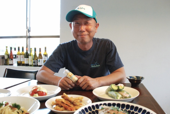 「やんばるスパイス」の商品化を手がけた芳野幸雄さん