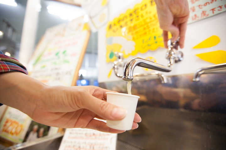 蛇口をひねると出てくるのはシークヮーサージュース