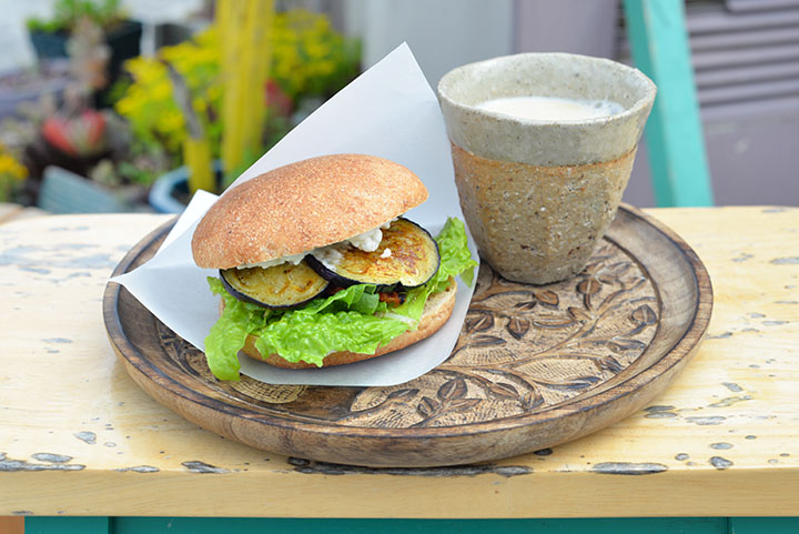 Parlour de jujumo“自家製ハーブ豆乳マヨ&チーズベジタブルバーガー”