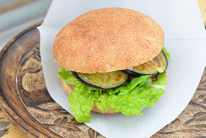 “自家製ハーブ豆乳マヨ&チーズベジタブルバーガー”