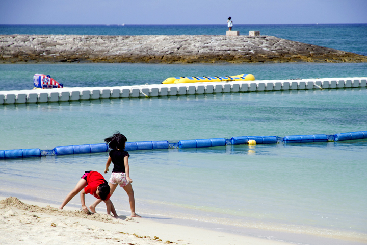ビーチで遊ぶ子供
