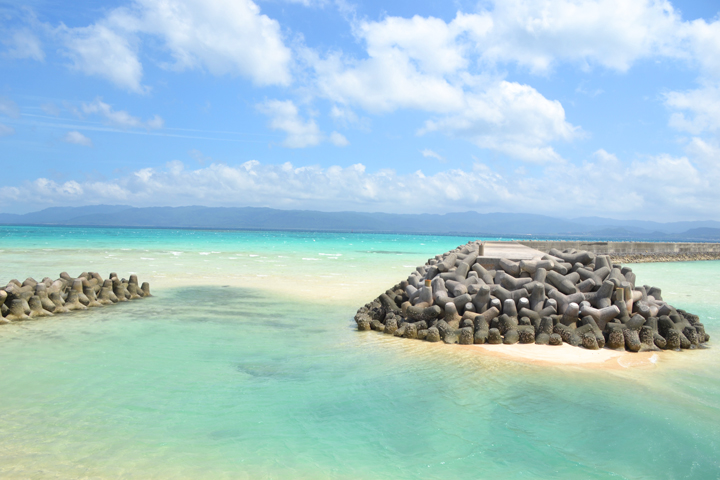 横たわる雄大な西表島
