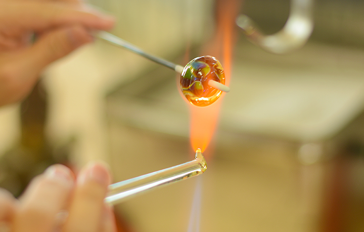 ガラスが硬くならないうちに成形