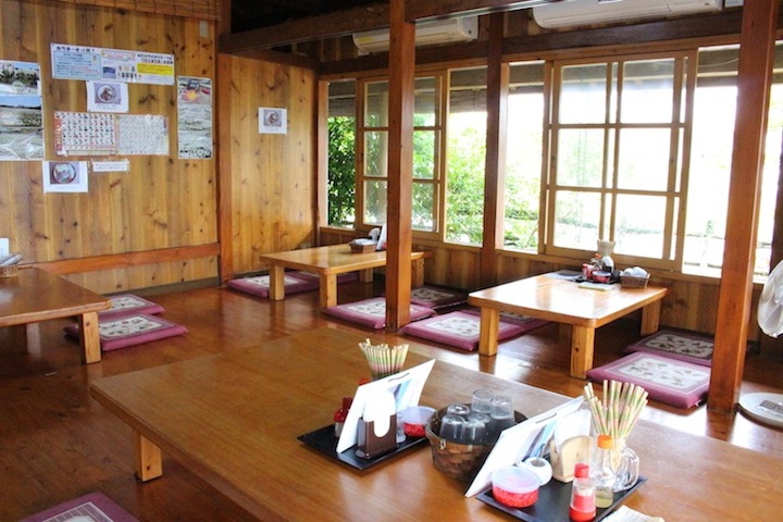 ゆたかやそばの店内