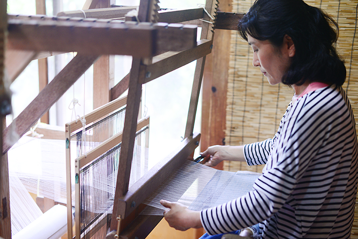 機織りで横糸を通す