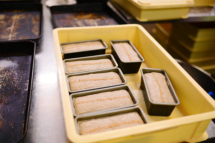 釜に入れられるパン