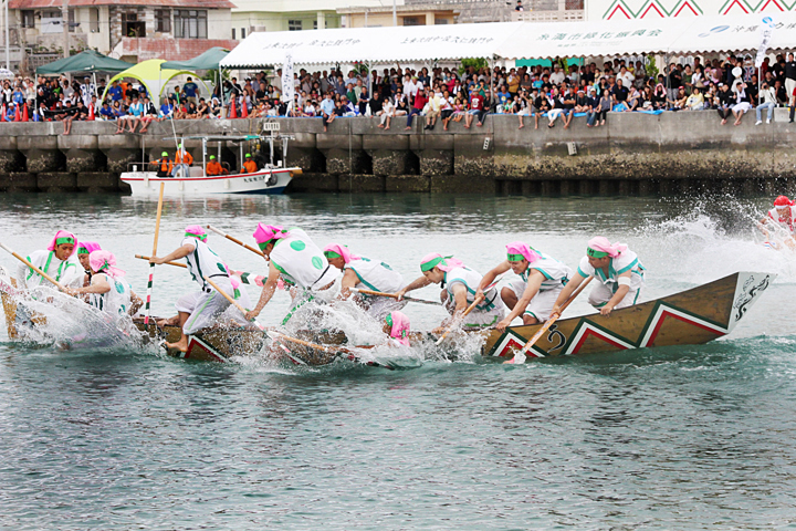 クンヌカセー(転覆競漕)