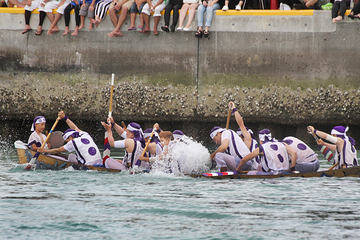 クンヌカセー(転覆競漕)