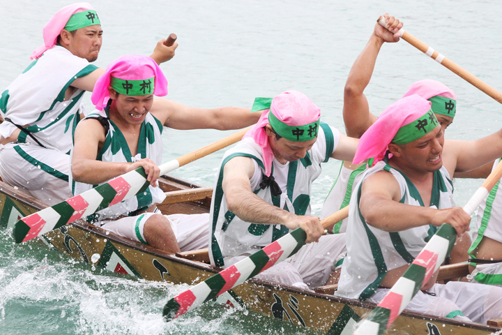 クンヌカセー(転覆競漕)