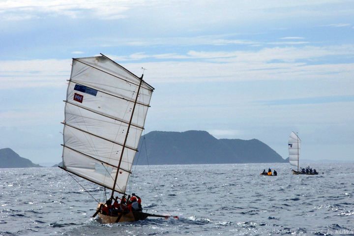 船を漕ぐ人達写真