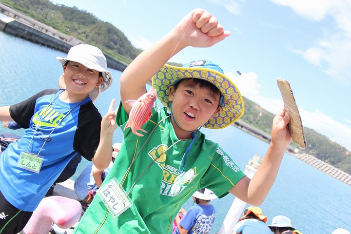 色鮮やかな魚を釣る体験