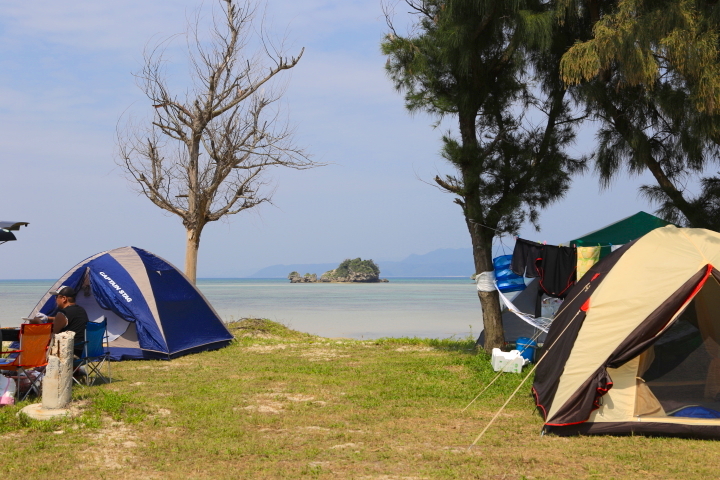 屋我地ビーチ　キャンプテント群