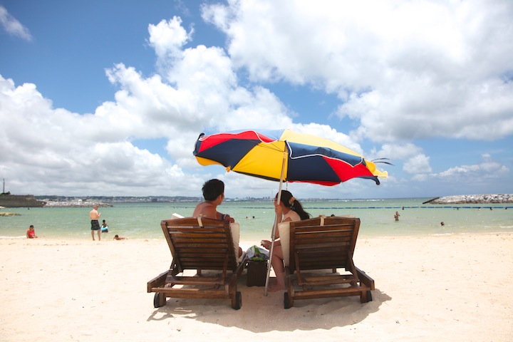 パラソルやビーチチェア