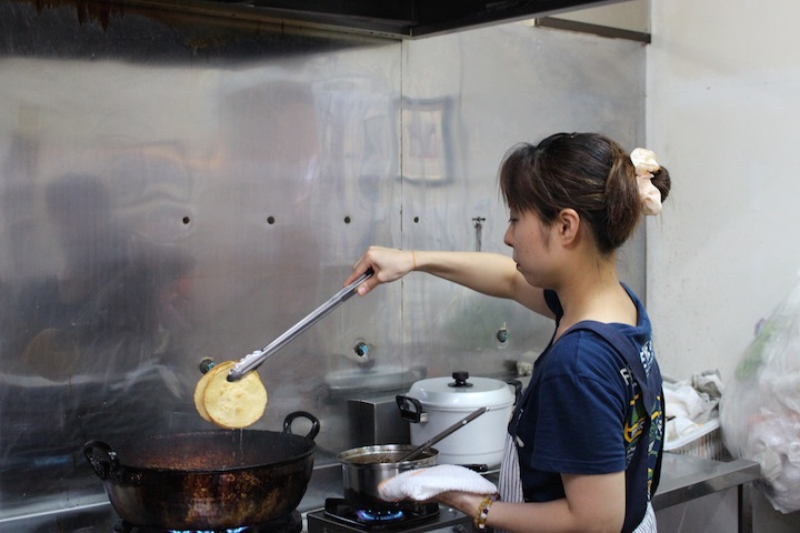 タコスの皮を揚げているところ