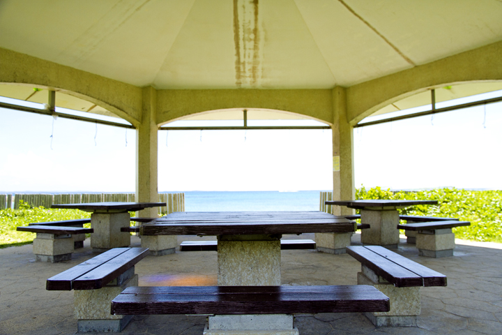 屋根付きの東屋　内部