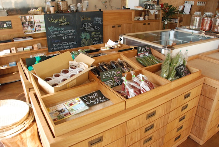 YANBARU HARUSAA'S TABLE Cookhalの店内