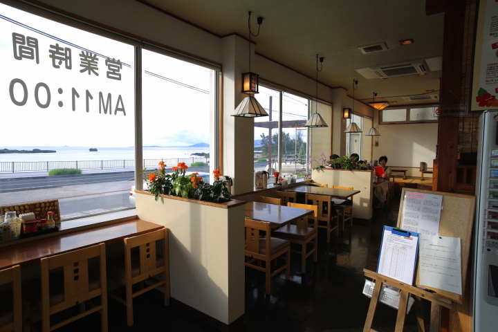 沖縄そば専門店「なかむらそば」の店内