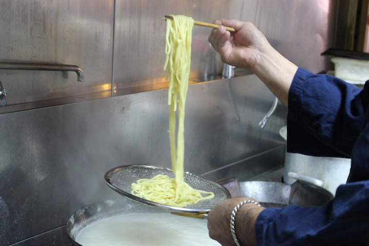 北谷町（ちゃたんちょう）にある「一本松」の厨房