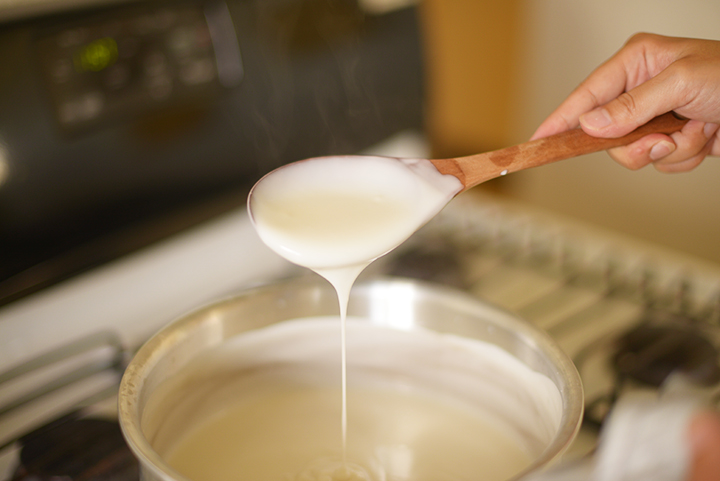 へらで鍋の中をずっと右回りに円を描くようにかき混ぜること