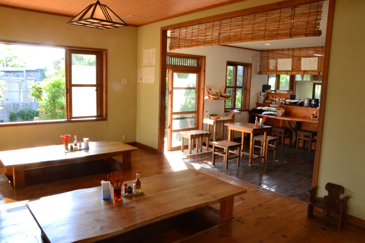 おちついた店内で八重山そばを味わう