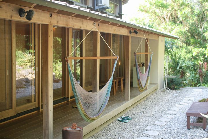 ハンモックに揺られながら沖縄の自然を感じるのはいかがですか？南城市の宿海坐（かいざ）ならできます