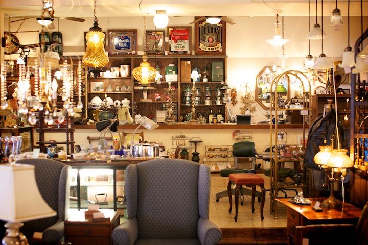 レトロな食器や雑貨も扱っている