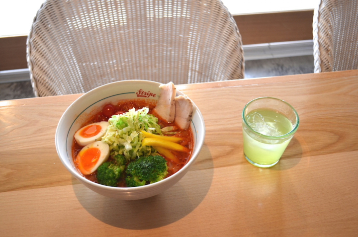 ラーメン屋さん「Stripe Noodles（ストライプヌードルズ）」の看板メニューは、野菜をたっぷり使ったベジソバ