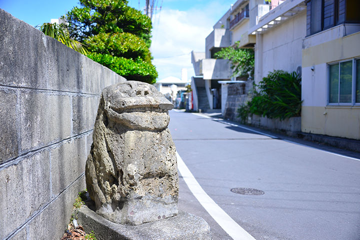 道沿いのシーサー
