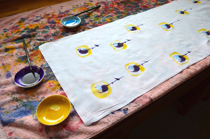 手描きされていく手ぬぐい