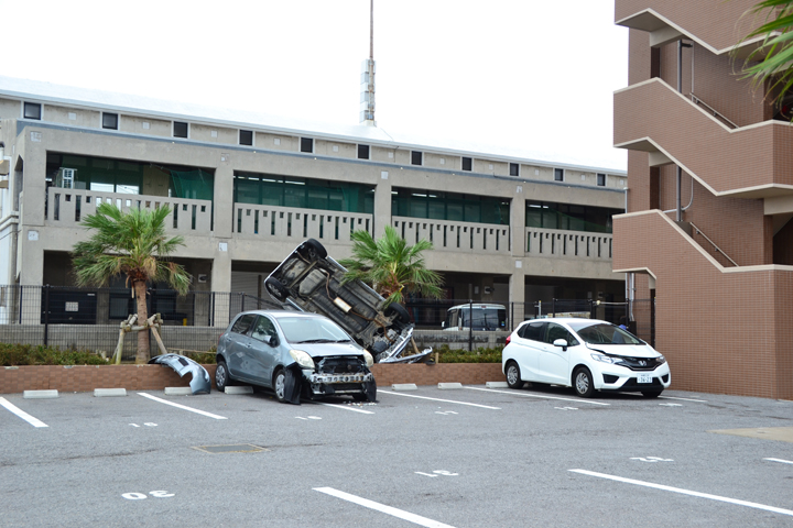 非常に大きな台風が直撃したあと、車が横転