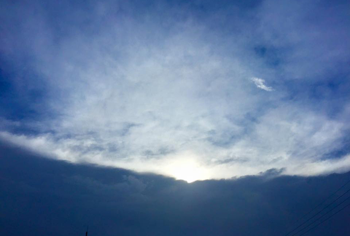 台風の雲との境目がくっきり