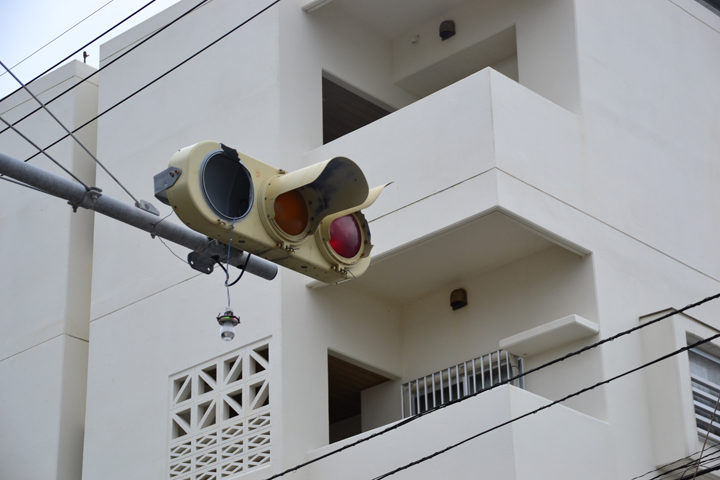台風が過ぎた朝には。まだ信号が点いていない