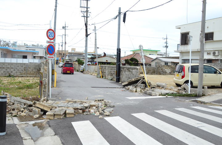 ブロック塀が崩れる